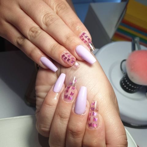 pose d'ongles en gel avec motifs