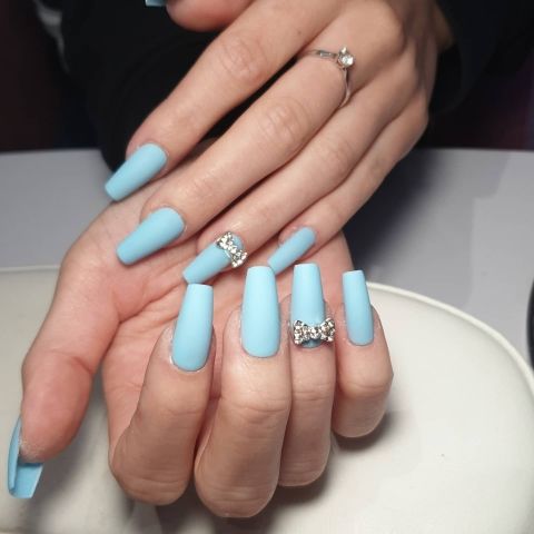 pose d'ongles en gel bleu clair